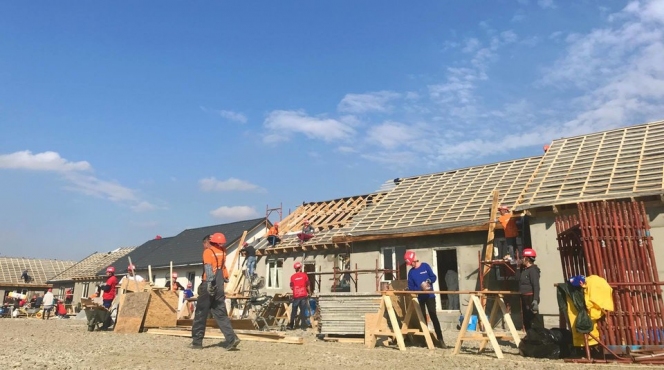 Habitat for Humanity România construiește 10 case în 5 zile în cadrul BIG BUILD, eveniment de construire accelerată și voluntariat