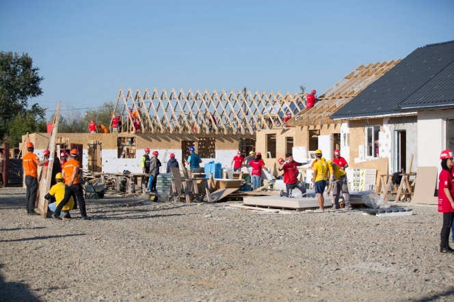 Habitat for Humanity România construiește 10 case în 5 zile în cadrul BIG BUILD, eveniment de construire accelerată și voluntariat