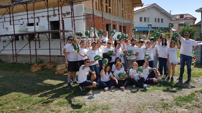 Teambuilding pe șantierul Habitat for Humanity: 40 voluntari Metropolitan Life au construit locuințe la Ploiești