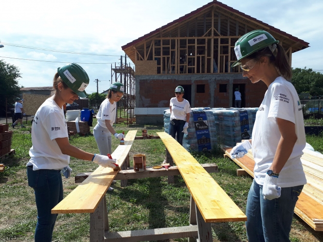 Teambuilding pe șantierul Habitat for Humanity: 40 voluntari Metropolitan Life au construit locuințe la Ploiești