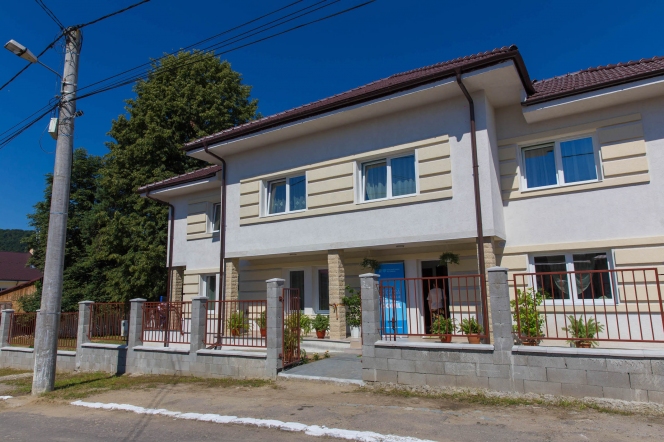 Hope and Homes for Children și DGASPC Bistrița au inaugurat trei case de tip familial în Năsăud și Bistrița