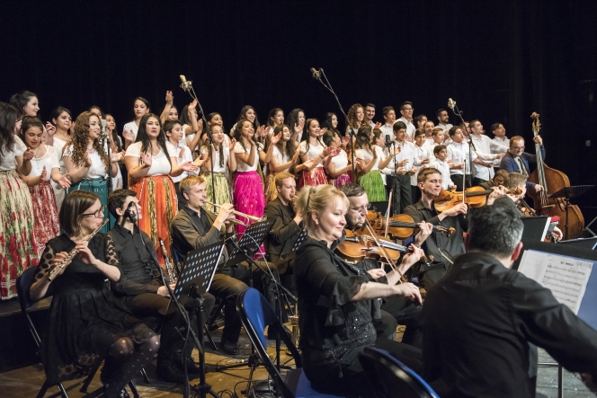 Filarmonica Cehă şi corul de copii romi Čhavorenge concertează în Sinaia