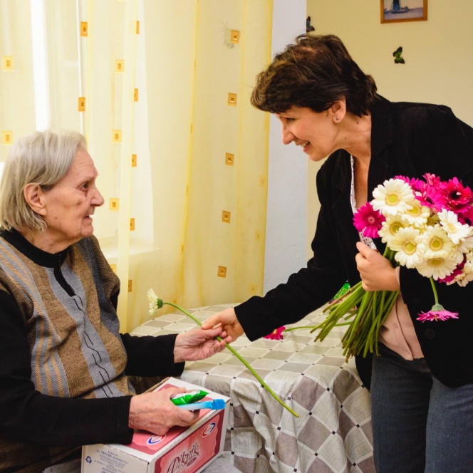 Dăruiește un gând bun și o Floare pentru Suflet bătrânilor din România