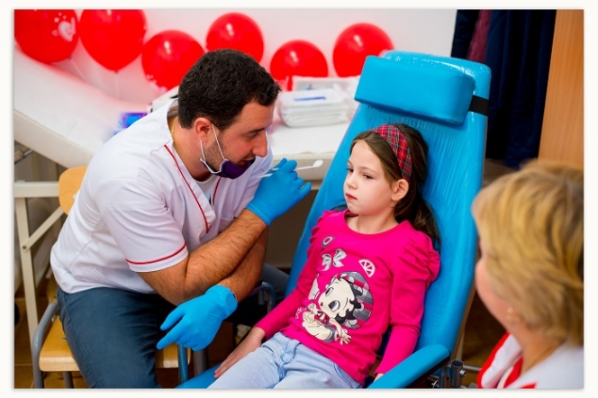 Consultații stomatologice gratuite oferite de Colgate și Crucea Roșie în 5 orașe din România
