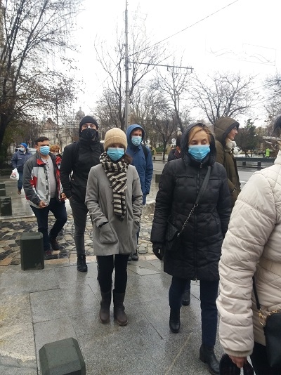 În jur de 40 de cetăţeni au protestat astăzi cu măşti chirurgicale pe nas şi gură în faţa Primăriei Capitalei