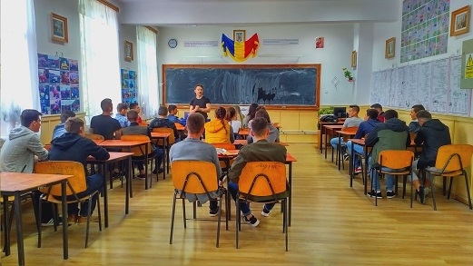 Peste 80% dintre adolescenții din 15 licee din zona Moldovei nu discută cu părinții despre sex sau contracepție