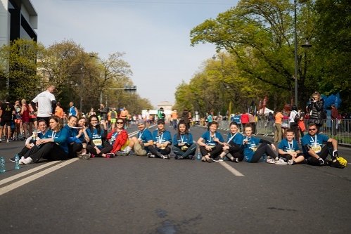 230 de alergători în echipa Runners for Humanity la Bucharest International 10K