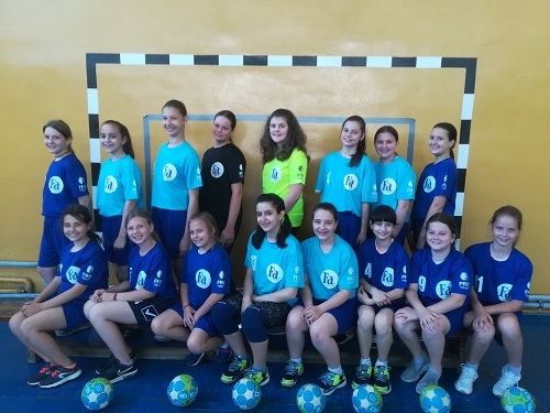 74 de echipe de handbal din școlile României, echipate complet în campania Mingi în școli