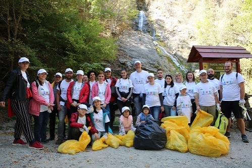 Nestlé și partenerii săi au colectat 40 tone de deșeuri din Parcul Național Cozia de Ziua Mondială a Curățeniei