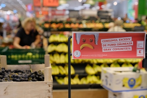 Kaufland România înlocuiește pungile subțiri cu variante biodegradabile și încurajează clienții să reducă risipa pungilor