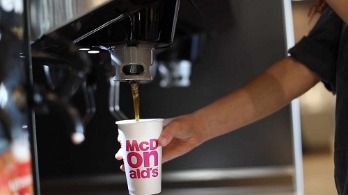 McDonald’s testează alternative la paiele de plastic