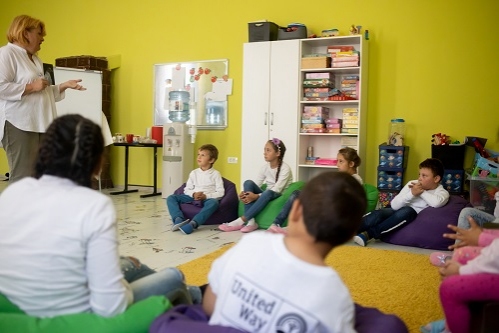 Fundația Globalworth încurajează copiii să meargă la școală prin susținerea programului de educație al United Way România