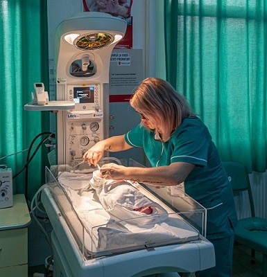 Salvați Copiii duce aparatură medicală necesară supraviețuirii prematurilor la Zalău