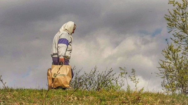 Peste 4600 de pachete cu alimente au ajuns la bunicii din sud-estul Munților Făgăraș