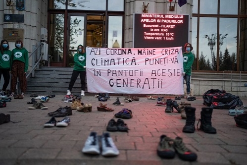 Flashmob la Ministerul Mediului // “Puneți-vă în pantofii acestei generații!”