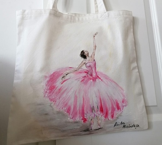 42 de sacoșele din pânză, pictate manual de artiști plastici vor fi vândute pentru a asigura terapia copiilor cu autism