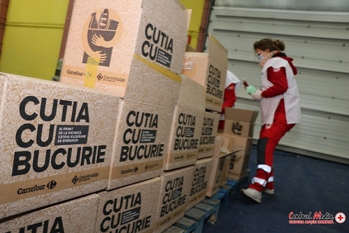 1.300 de familii în dificultate vor primi „Cutia cu Bucurie” cu alimente de bază, de la Crucea Roșie Română și Carrefour România