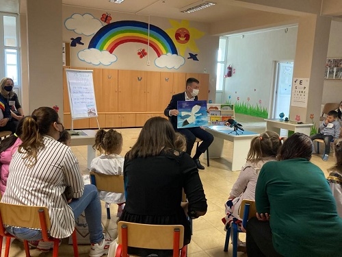Ministrul Culturii susține importanța educației timpurii și citește copiilor din grădinițe din Suceava, în cadrul programului național Citește-mi 100 de povești!