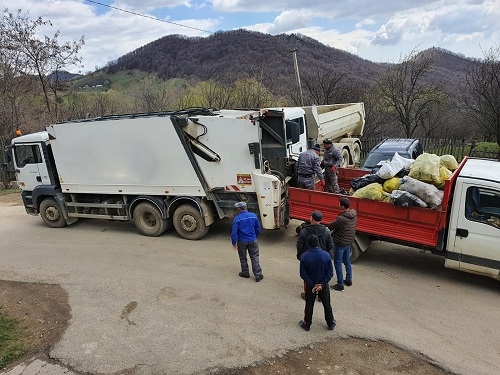 150 de copii și 60 de adulți au strâns peste 800 de saci de gunoi în Bisoca