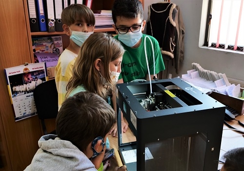 320 de copii din cluburile CODE Kids învață tehnologia 3D printing la biblioteca publică locală