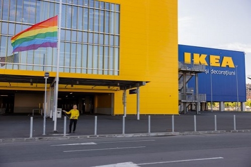 IKEA România ridică steagul curcubeu și sprijină drepturile LGBT+ prin campania „Dragostea e dincolo de cei patru pereți”