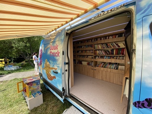 Peste 1.100 de cărți au fost colectate de BookTruck, biblioteca mobilă ce împrumută gratuit cărți în satele din Cluj