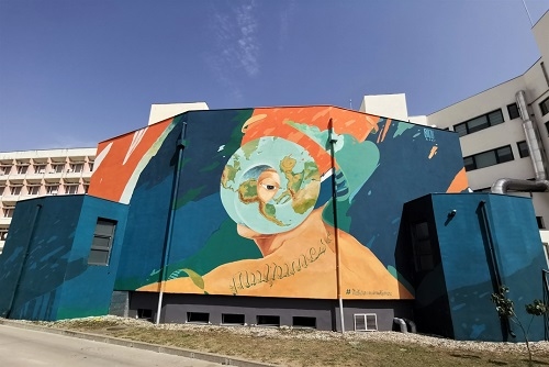 Prima pictură murală din Timișoara realizată integral din vopsea purificatoare de aer, inaugurată pe peretele Bibliotecii Centrale a Universității Politehnice