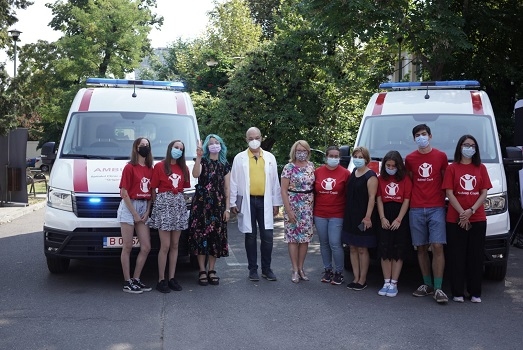 Cele două ambulanțe cumpărate în timp record de români, prin campania Organizației Salvați Copiii, ajung la Spitalul „Grigore Alexandrescu”