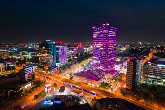 Globalworth Square și Globalworth Tower iluminate în roz pentru lupta împotriva cancerului de sân