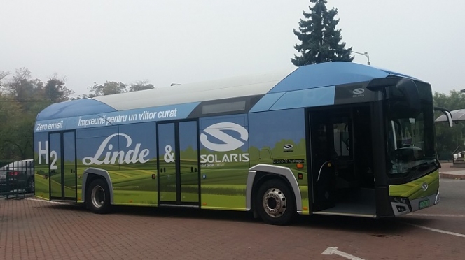 Autoritățile din douăsprezece orașe din țară testează în premieră un autobuz cu hidrogen de la Solaris