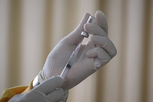 Românii care s-au vaccinat cu schema completă împotriva COVID-19 după 3 septembrie primesc tichete de masă în valoare de 100 de lei