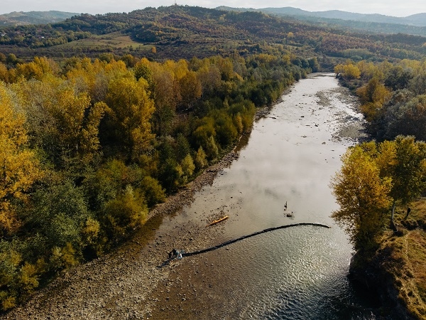 Asociația MaiMultVerde a instalat o nouă barieră plutitoare la Pătârlagele, pe râul Buzău