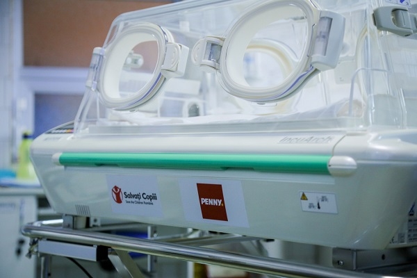 Salvați Copiii România duce la Cluj-Napoca aparatură medicală performantă  pentru nou-născuții care au nevoie de suport respirator