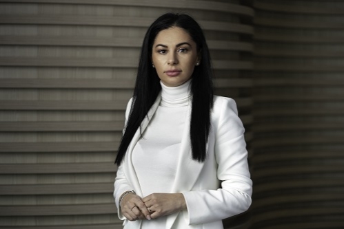 Carrefour și Crucea Roșie Română derulează un proiect de colectare și reutilizare a hainelor donate
