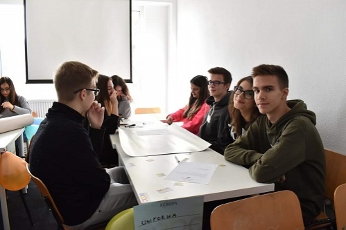 Elevii români cer ministrului educației sprijin pentru tinerii refugiați!