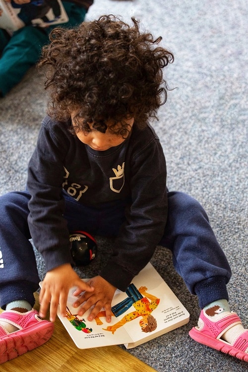 20.000 de copii din familii vulnerabile vor primi „Punguța cu două cărți”, pachetul Asociației OvidiuRo susținut de Kaufland România care încurajează lectura începând din primele luni de viață