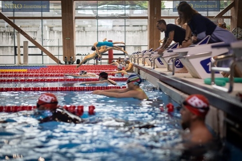 Swimathon București 2022: 381 de oameni s-au întrecut în lungimi de bazin, pentru 25 de proiecte din comunitate. Campania de donații continuă până pe 10 iulie.