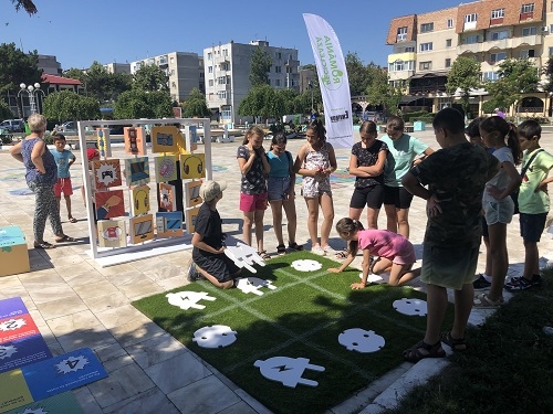 Românii scapă de electrocasnicele vechi, iar copiii lor se joacă de-a reciclarea în campania „România Reciclează”