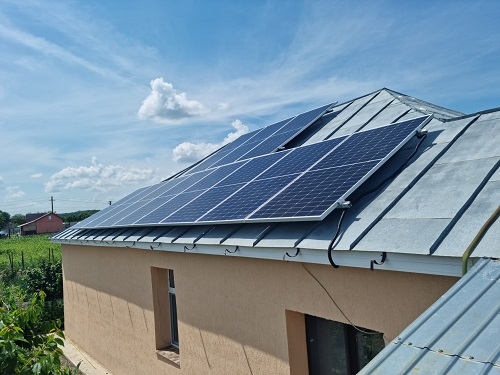 Panourile fotovoltaice oferite de CEZ micilor fermieri din Dolj și Olt produc energie verde și sunt sursă vitală pentru irigarea culturilor