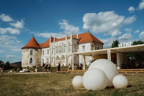 Pentru cele 15.000 de PET-uri și doze colectate de participanții la Electric Castle, Lidl România donează 200.000 de lei pentru castelul Bánffy din Bonțida