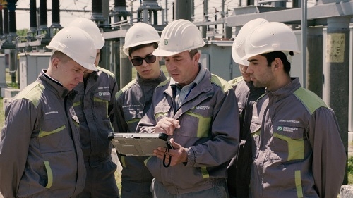 17 absolvenți Ucenic Electrician pornesc în experiența de internship, Electrician Junior, alături de Distribuție Oltenia și partenerii săi