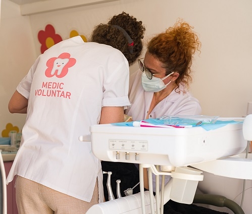 CEZ și Asociația Merci Charity oferă servicii gratuite de prevenție și tratament stomatologic pentru 100 de copii din Necșești, Teleorman