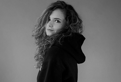 Interviu cu Emma Pop, Tânără Jurat la GSC 2022: „Secțiunea Tineri de Bine a adus la suprafață proiecte inovatoare cu soluții pe măsură!”