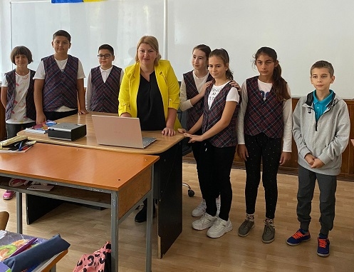 CEZ și Narada dotează 2 școli din județul Argeș cu echipamente digitale și spații de lectură