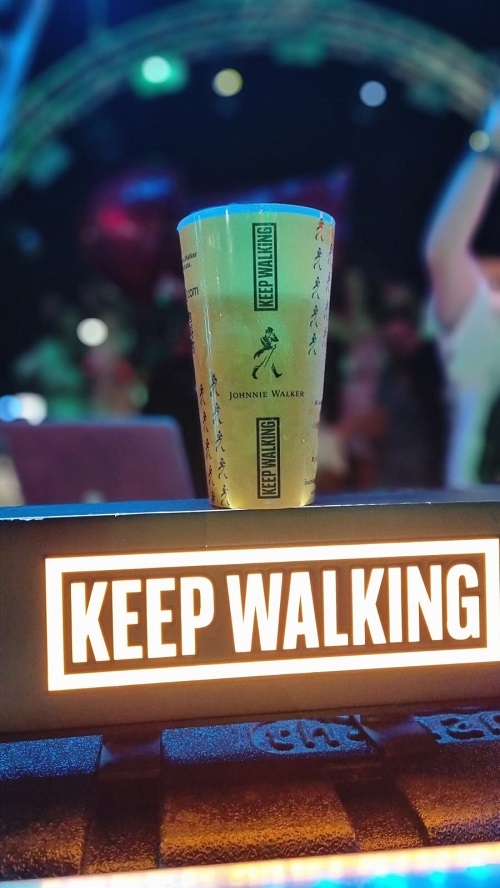 Johnnie Walker introduce pahare reutilizabile din plastic 100% reciclabil, pentru a acoperi 28 de evenimente muzicale din România