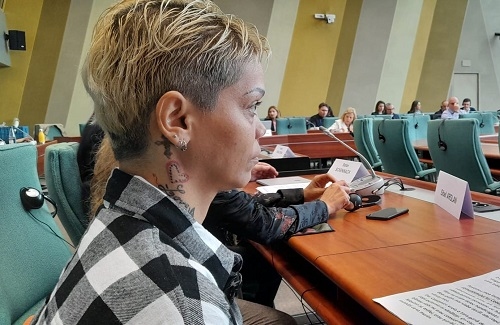 O româncă depune mărturie la Consiliul Europei despre  traumele trăite în orfelinatele comuniste
