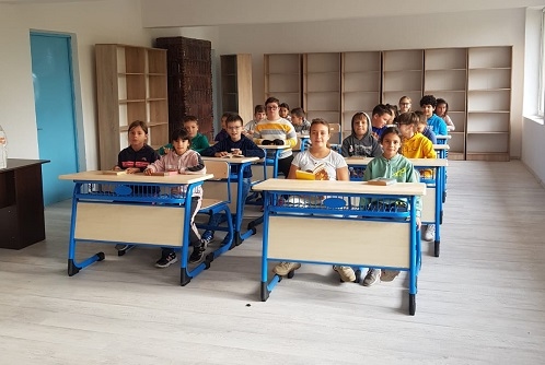 În luna dedicată voluntariatului, CEZ și Narada echipează biblioteca de la Școala Gimnazială Seaca, județul Olt, cu un fond nou de carte