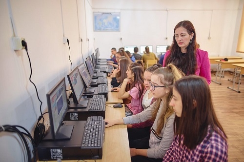 Technology_VOIS România, Fundația World Vision  și Fundația Vodafone România dotează 15 școli gimnaziale rurale  cu echipamente IT