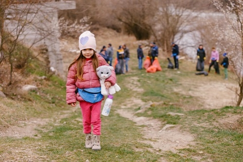 Peste 50 de voluntari au strâns 200 de saci de deșeuri la acțiunea de ecologizare din Nehoiu, cu ocazia Săptămânii Apelor