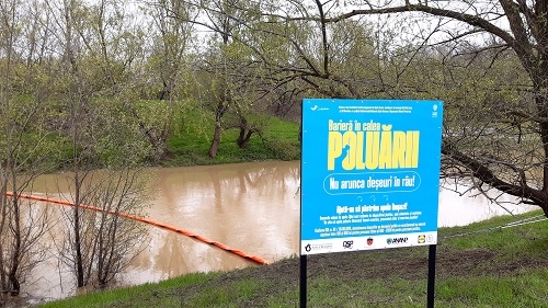 Asociația MaiMultVerde a instalat a șaptea barieră plutitoare pe râul Jijia, în județul Iași